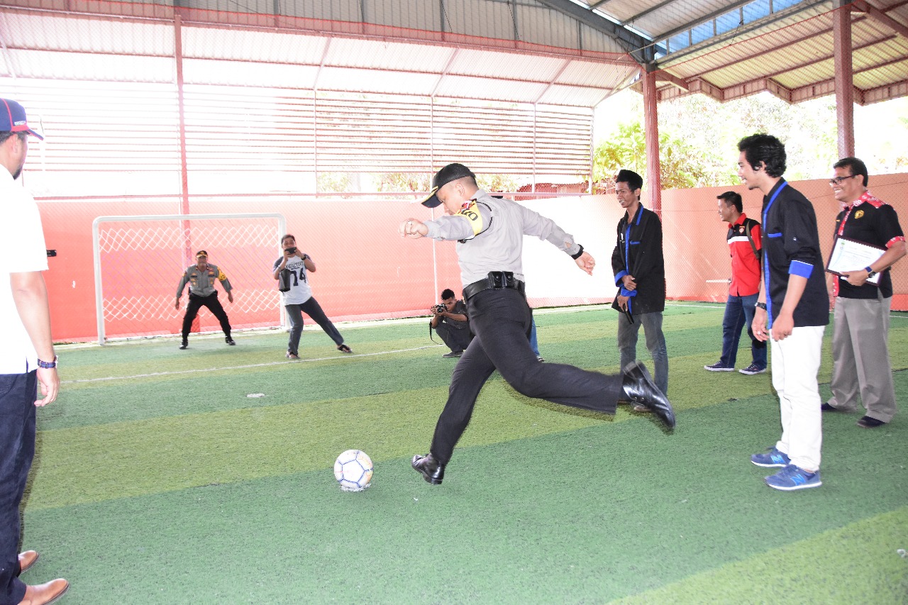 Kapolres Tanjungpinang AKBP Ucok Lasdin Silalahi saat menendang bola ke gawang, tanda membuka Turnamen Futsal IMKL Cup I-2018. (Foto: humpolrestpi)