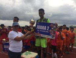 Bupati Lingga, Alias Wello saat memberikan selamat kepada tim Lingga, sebagai runner-up pada piala Gubernur Kepri ke-2. Bupati Lingga, Alias Wello saat memberikan selamat kepada tim Lingga, sebagai runner-up pada piala Gubernur Kepri ke-2.