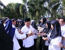 Penjabat Wali Kota Tanjungpinang Raja Ariza, saat bersalam-salaman usai apel bersama dan silaturahim keluarga besar Pemerintah Kota Tanjungpinang dalam rangka menyambut bulan Suci Ramadhan 1439 Hijiriah.