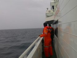 Tim SAR BNPP Kelas A Tanjungpinang tengah menyisiri laut Bintan, dalam operasi pencariaan Jhon Culleni, WN Australia yang jatuh dari kapal Sun Princess. (Foto: BNPP Tanjungpinang)