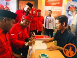 Pengurus Partai PDI Perjuangan DPC Tanjungpinang saat menyerahkan salinan pendaftaran Parpol ke KPU Kota Tanjungpinang sebagai peserta Pemilu 2018 dan Pileg dan Pilpres 2019, Rabu. (Foto Aji Anugraha)