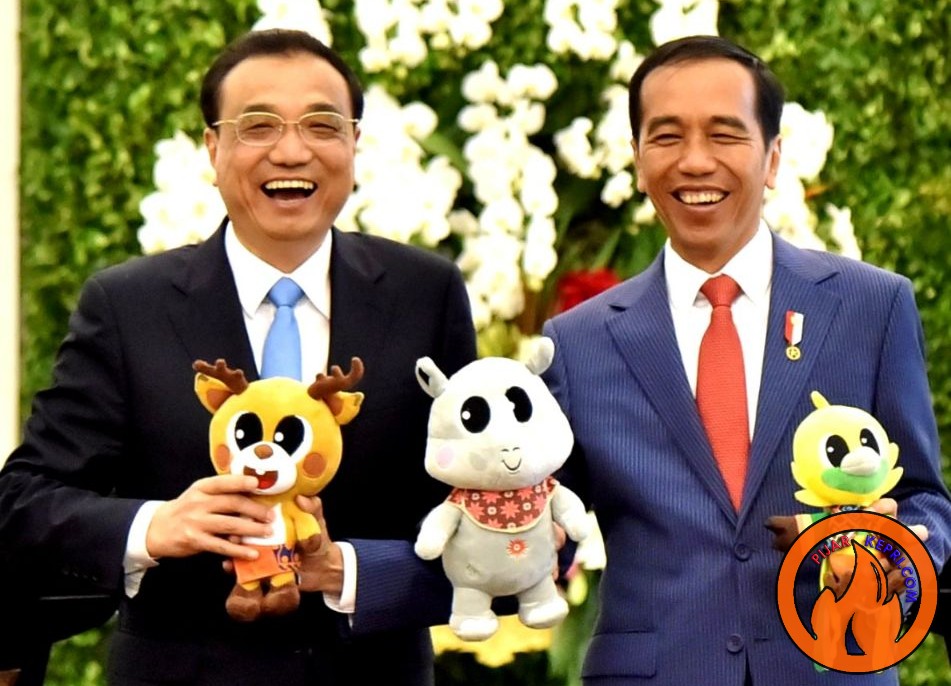 Perdana Menteri Republik Rakyat Tiongkok, Li Keqiang bersama Presiden Republik Indonesia Joko Widodo saat menunjukkan maskot Asian Games 2018 di Istana Kepresidenan Bogor, Jawa Barat. (Foto: Setpres)