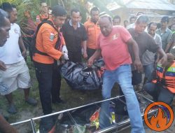 Tim SAR dibantu Masyarakat dan aparat terkait saat mengevakuasi jasad Luhut, Satpol PP Karimun yang ditemukan meninggal dunia, terjatuh dari perahu mancing. (Foto: 471/pijarkepri.om)