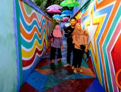 Pengunjung saat berfoto di kampung pelangi, di Tanjungpinang. (Foto; ajianugraha)