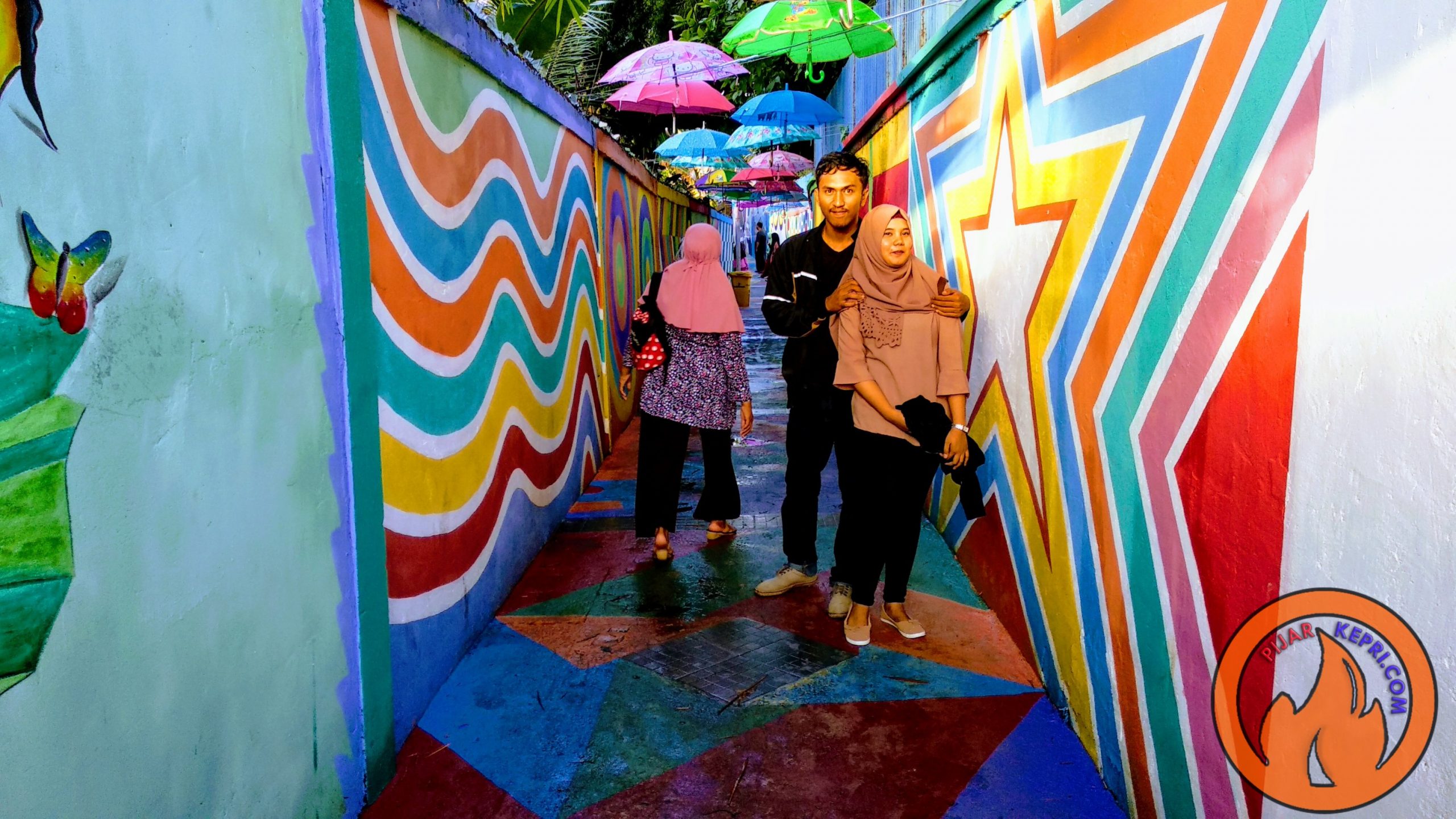 Pengunjung saat berfoto di kampung pelangi, di Tanjungpinang. (Foto; ajianugraha)
