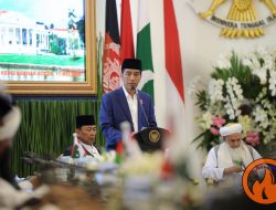Presiden Joko Widodo saat membuka Konferensi Ulama Trilateral (Afghanistan, Indonesia, dan Pakistan) di Istana Kepresidenan Bogor, Jawa Barat, Jumat, 11 Mei 2018. (Foto: setpres)