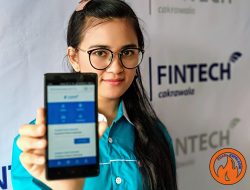 Kariawan Fintech Cakrawala menunjukkan aplikasi Fintech. (Foto: ang/pijarkepri.com)