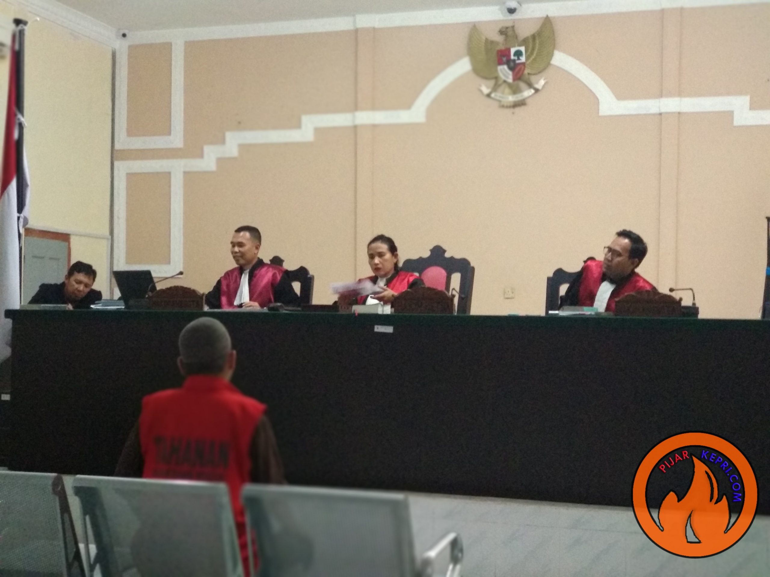 Pengadilan Negeri Tanjungpinang saat menggelar sidang terdakwa perkara pelanggaran ITE, ujaran kebencian, Mustafa Kamal Nurullah di PN Tanjungpinang. (Foto: ang)