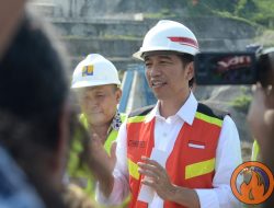 Presiden Joko Widodo meninjau pembangunan bendungan Kuningan di Desa Randusari, Kecamatan Cibeureum, Kabupaten Kuningan, Provinsi Jawa Barat, Jumat, 25 Mei 2018. (Foto: setpres/BMC)
