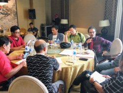 Ketua Panitia Jumaga Nadeak memimpin rapat persiapan terakhir rakernas Parna se-Indonesia di Harmoni One