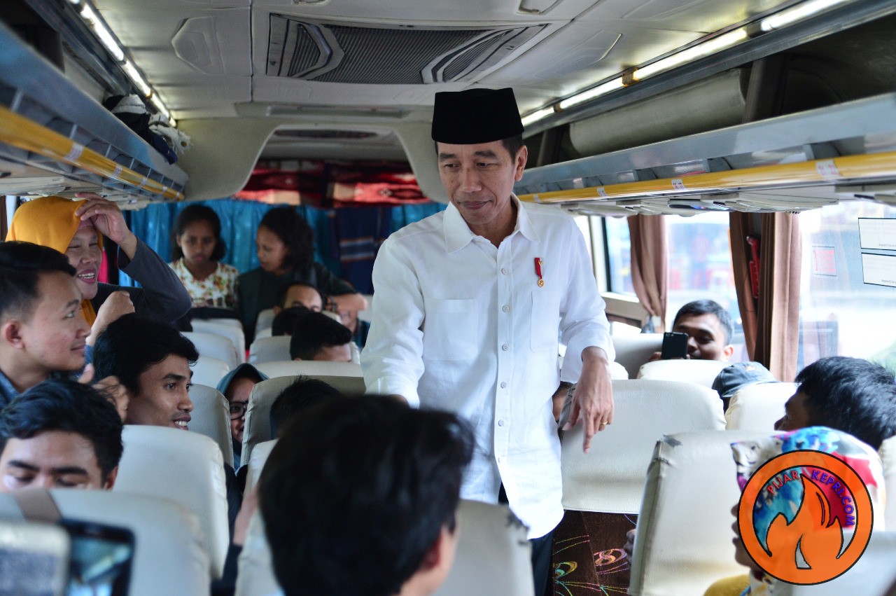 Presiden Joko Widodo menyempatkan menyapa masyarakat yang hendak mudik di Terminal Bis Baranangsiang, Kota Bogor. (Foto: setpres/pijarkepri.com)