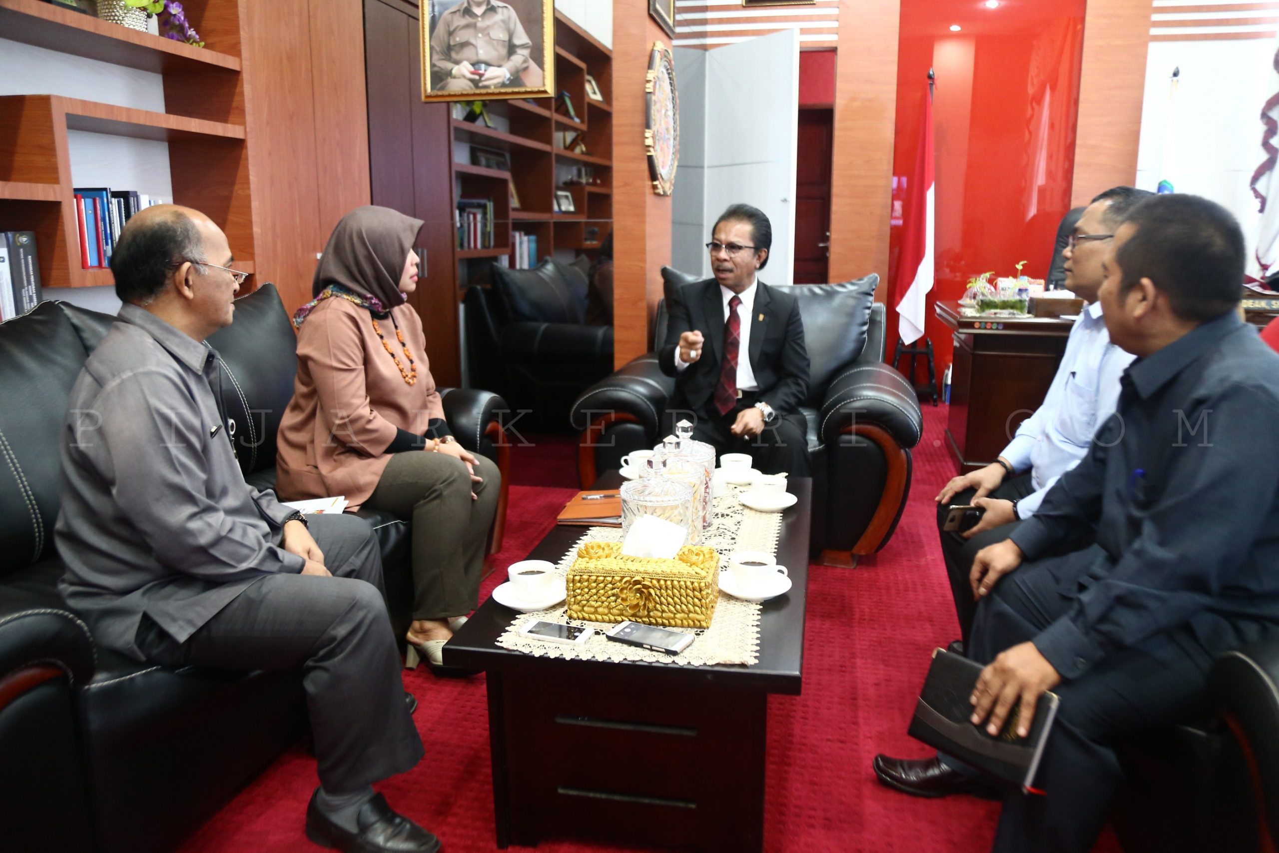 Ketua DPRD Kepri Jumaga Nadeak saat menerima kunjungan Komisioner KPU Kepri. (Foto: RLS/DPRD Kepri)