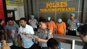 Kasat Narkoba Polres Tanjungpinang AKP Efendri Alie saat ekspose penangkapan 3 tersangka pengedar Narkotika jenis pil ekstasi di Mapolres Tanjungpinang. (F-aji)