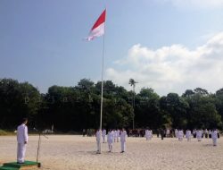 Beralas Pasir Pulau Posek Kibar Sang Merah Putih di HUT RI Ke-73