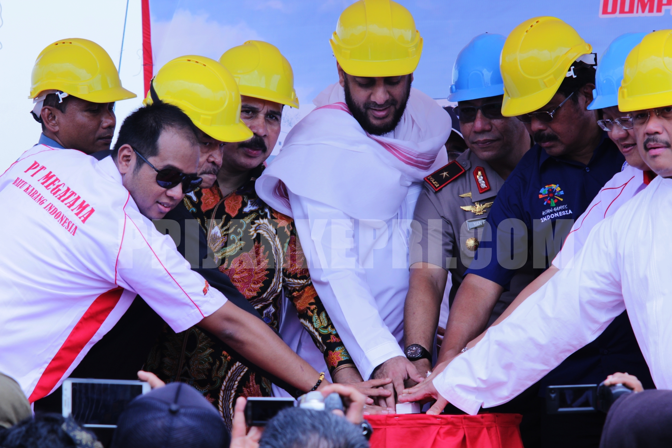 Gubernur Kepri bersama dengan FORKORPIMDA melakukan penekanan sirine tanda dimulainya pembangunan pabri rokok PT Megatama Batu Karang Indonesia. (f-ANG)