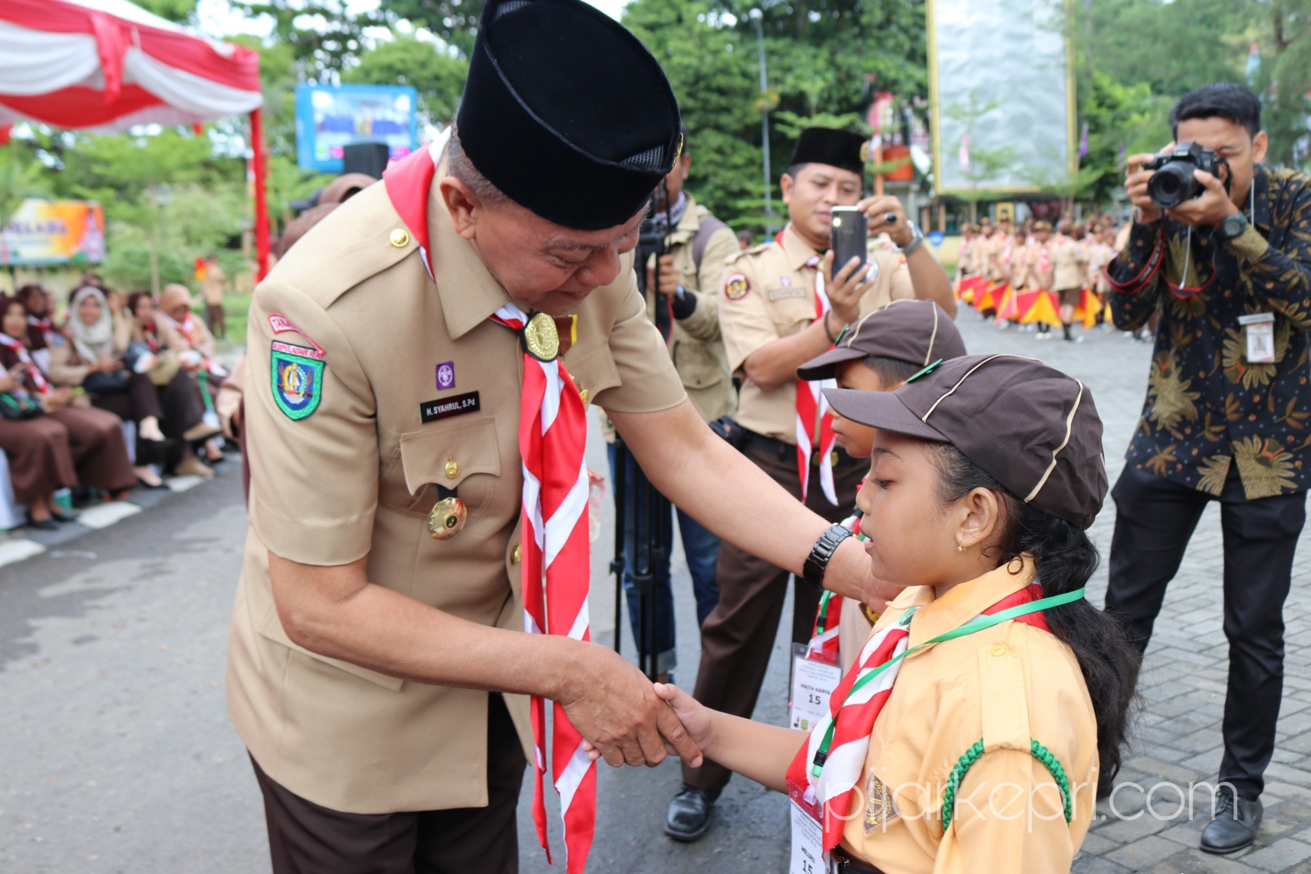 Wali Kota Tanjungpinang Syahrul saat menyematkan Bed Peserta Pesta Siaga Pramuka 2018. (f-ang)