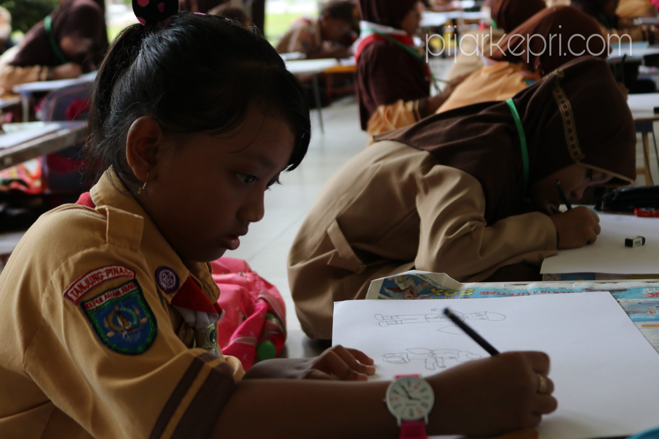 Siswa SD di Tanjungpinang saat menjadi peserta Pesta Siaga Pramuka 2018. Ia mengikuti perlombaan melukis. (f-ang)