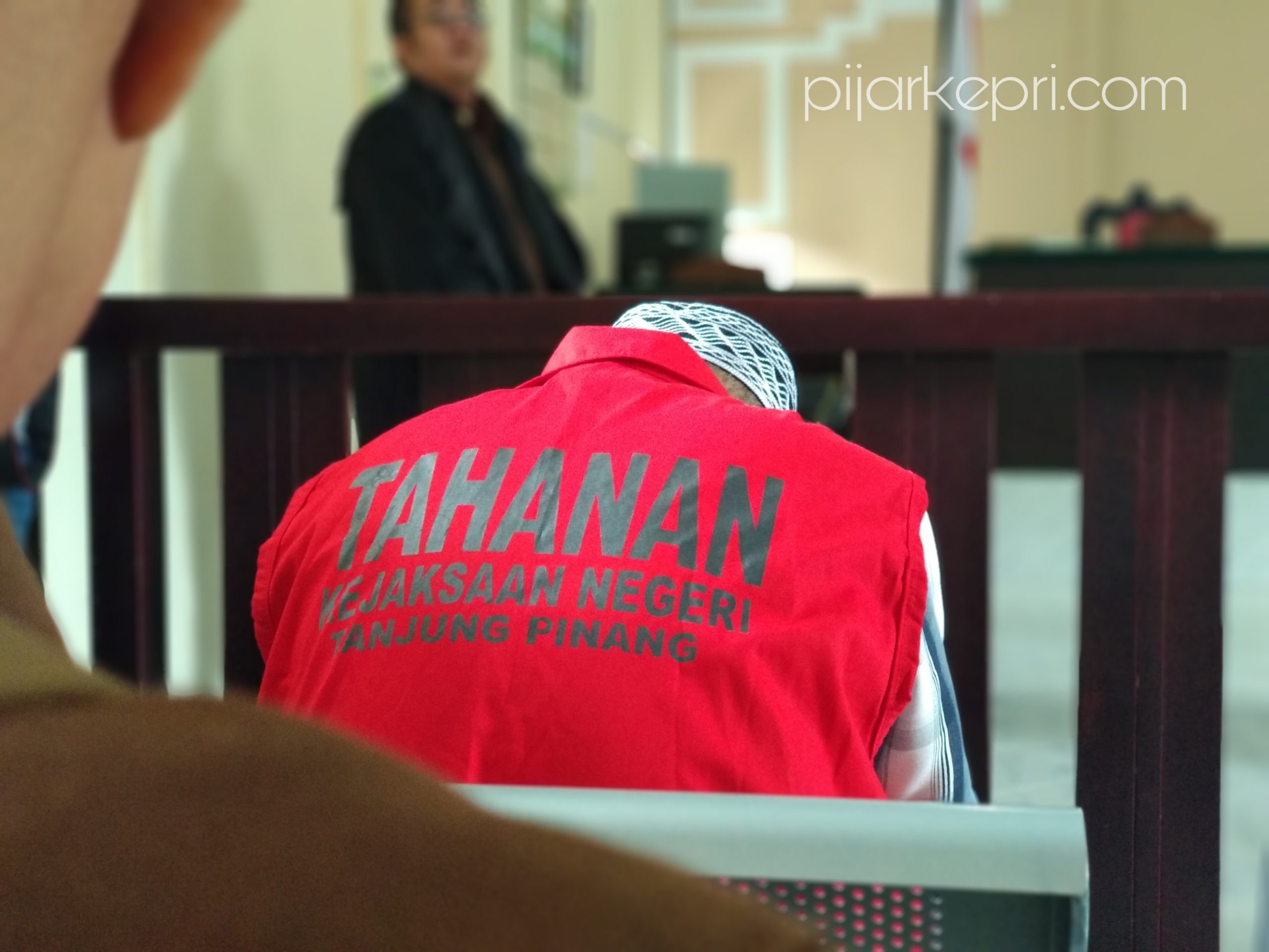 Nasrun DJ, tersangka kasus pembunuhan sadis di Tanjungpinang, tertunduk saat sebelum mengikuti sidang keterangan saksi di PN Tanjungpinang, Rabu (21/11/2018). (f-aji)