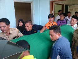 Tim gabungan SAR dan kerabat keluarga, mahasiswa STAIN SAR Kepri saat mengantarkan jenazah Zahir dari RSUD Kepri ke rumah duka. (F-ist)