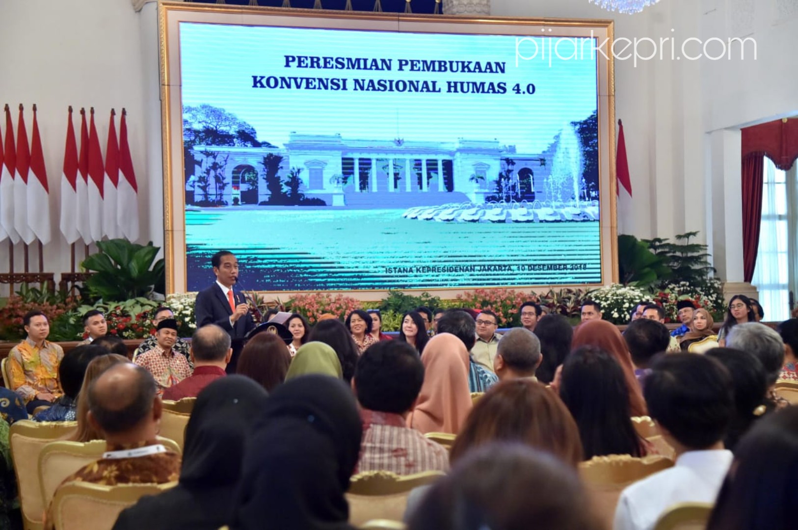 Joko Widodo pagi ini, Senin, 10 Desember 2018, meresmikan Konvensi Nasional Humas 4.0 yang kali ini dibuka di Istana Negara, Jakarta. Agenda tahunan tersebut mengusung tema "Humas 4.0 Tantangan Kebangsaan dan Reputasi Indonesia" yang sejalan dengan kemajuan dunia digital di Indonesia. (Foto: Rusman - Biro Pers Sekretariat Presiden)