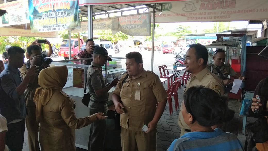 Wakil Wali Kota Tanjungpinang Rahma saat merazia ASN yang berada di kedai kopi saat jam kerja, Senin (21/1/2019). (f-ist)