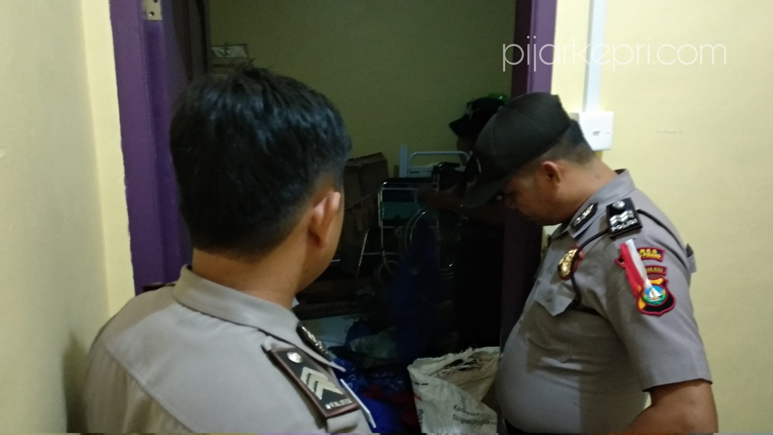 Petugas Polsek Tanjungpinang Timur, Kota Tanjungpinang saat mengamankan M, seorang pria pemilik sesajen dan meresahkan warga Bintan Centre. (f-ayn)