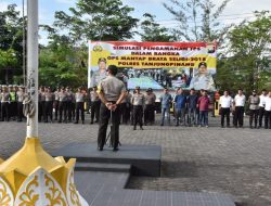 Kapolres Tanjungpinang AKBP Ucok Lasdin Silalahi saat memimpin apel pengamanan Imlek 2019 di Kota Tanjungpinang. (f-HPT)