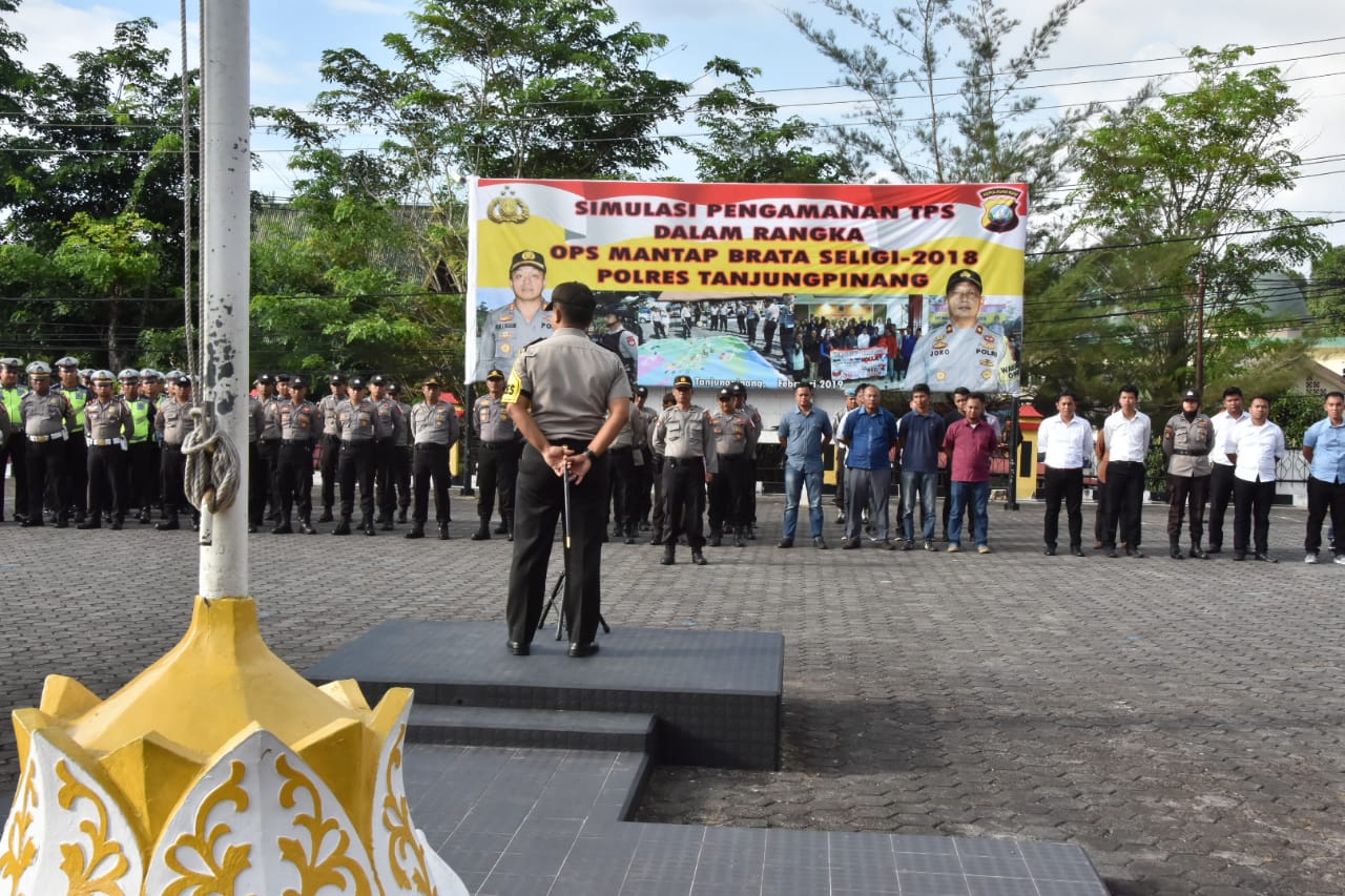 Kapolres Tanjungpinang AKBP Ucok Lasdin Silalahi saat memimpin apel pengamanan Imlek 2019 di Kota Tanjungpinang. (f-HPT)