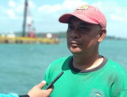 Badai (48), Ketua I Forum Masyarakat Teluk Keriting saat diwawancarai media mengenai kabar rumah warga teluk keriting retak akibat pemasangan tiang oancang proyek gurindam 12. (f-ang)