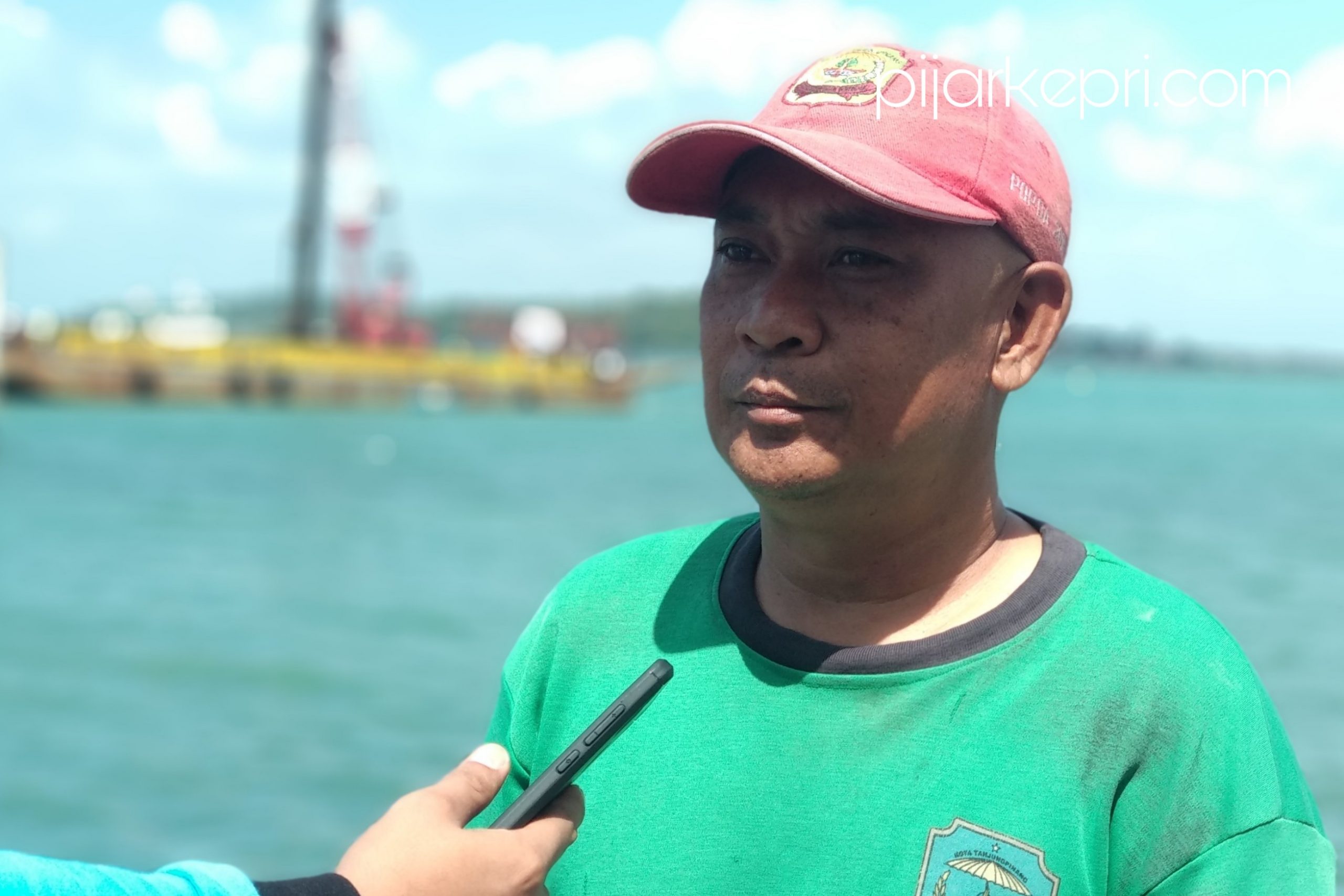 Badai (48), Ketua I Forum Masyarakat Teluk Keriting saat diwawancarai media mengenai kabar rumah warga teluk keriting retak akibat pemasangan tiang oancang proyek gurindam 12. (f-ang)