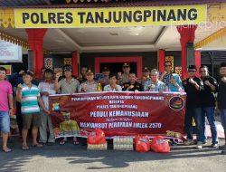 Pengurus Perhimpunan Melayu Raya Tanjungpinang bersama Polres Tanjungpinang saat membagikan bingkisan sembako untuk masyarakat kurang mampu menjelang perayaan Imlek 2019 di Mapolres Tanjugpinang. (f-ang)