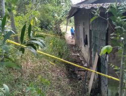 Polisi memasang garis polisi di kontrakan Rasyid (alm) tempat ditemukannya jasad di dalam septic tank, di Jalan Menur, Kilometer 8, Tanjugpinang. (f-pijarkepri.com