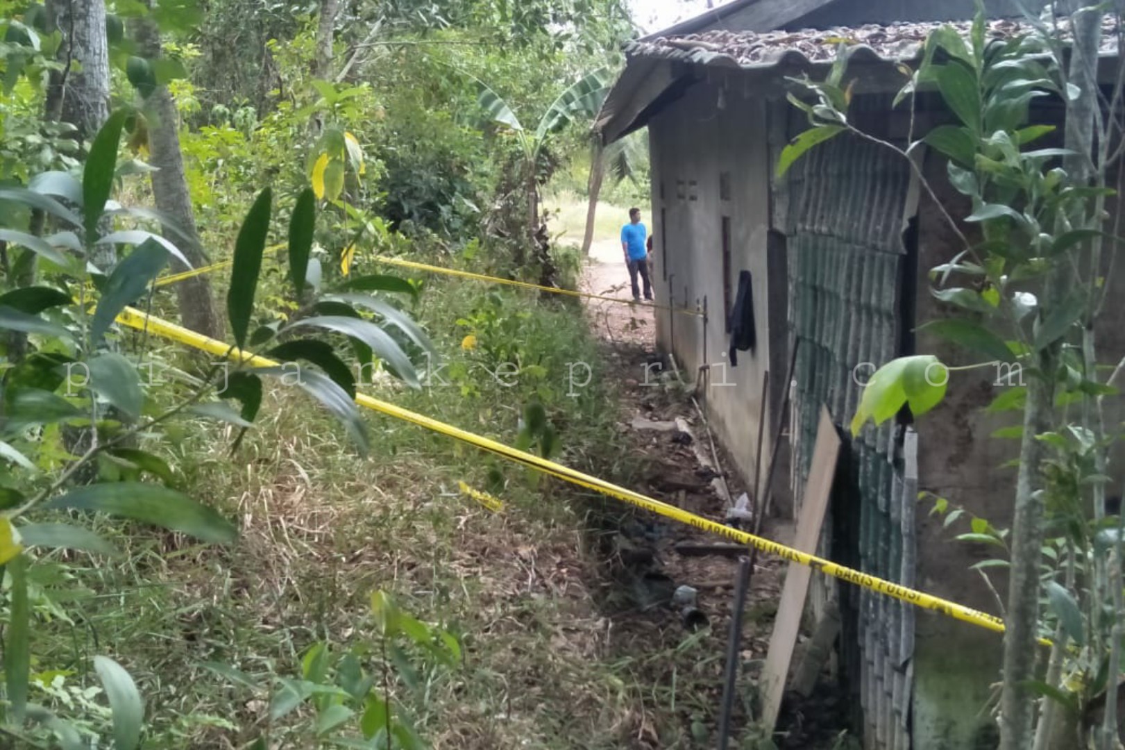 Polisi memasang garis polisi di kontrakan Rasyid (alm) tempat ditemukannya jasad di dalam septic tank, di Jalan Menur, Kilometer 8, Tanjugpinang. (f-pijarkepri.com