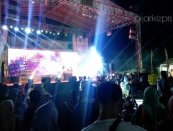 Masyarakat saat menyaksikan kompetisi PUBG (Player Unknown Battle Ground) dalam event akbar Millennial Road Safety Festival 2019 dan Enterpreneur Expo Millennial, di Geding Daerah Tanjugpinang, Sabtu 24/2 malam. (f-pijarkepri.com)