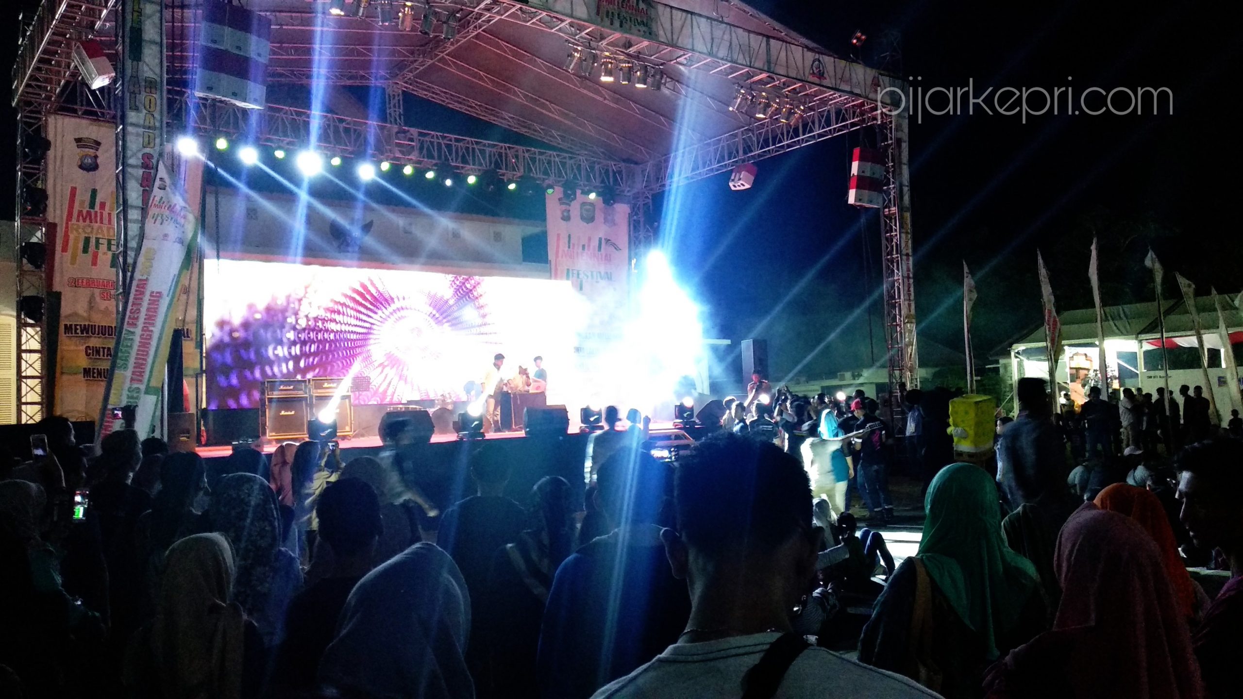 Masyarakat saat menyaksikan kompetisi PUBG (Player Unknown Battle Ground) dalam event akbar Millennial Road Safety Festival 2019 dan Enterpreneur Expo Millennial, di Geding Daerah Tanjugpinang, Sabtu 24/2 malam. (f-pijarkepri.com)