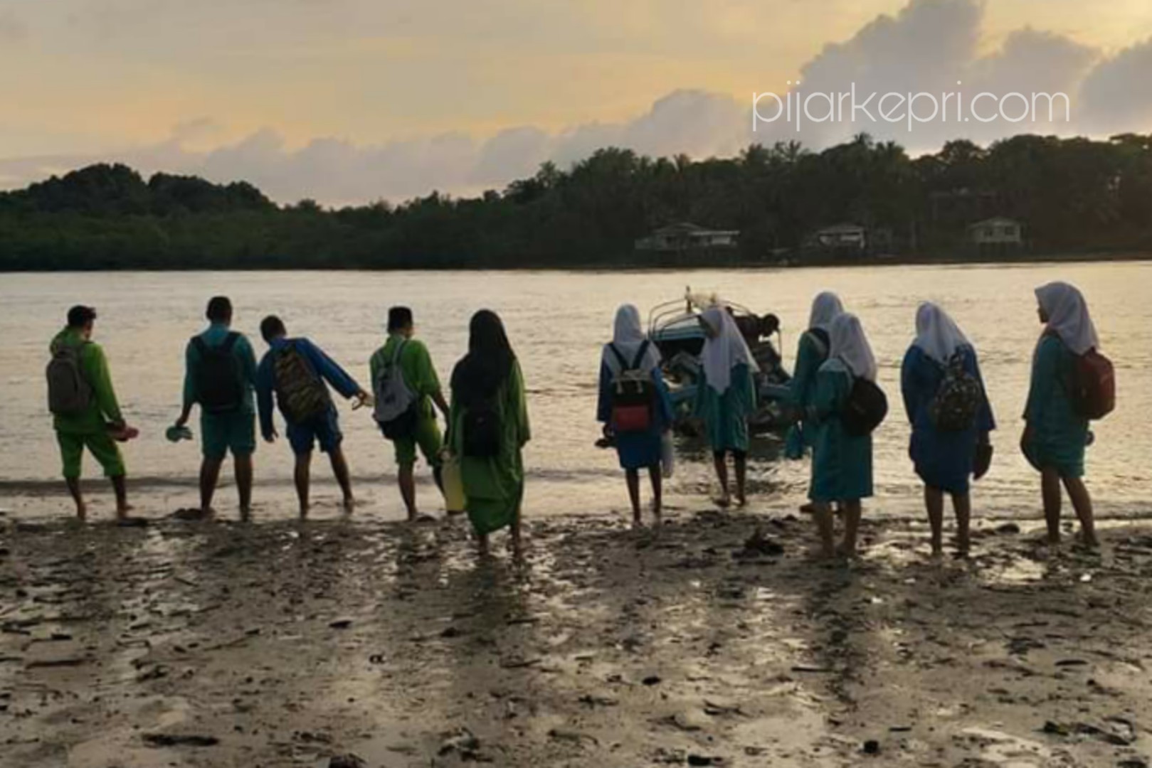 Anak Pulau Kelapa Jeri, Kelurahan Kasu, Kecamatan Belakang Padang, Batam saat berangkat menuju sekolah dengan kapal, di pinggir pantai. Ini sudah menjadi rutinitas mereka. (f-ZFK/pijarkepri.com)