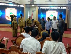 Wali Kota Tanjungpinang saat menyaksikan langsung penandatangan kerjasama antara Diskominfo Tanjungpinang dengan para perusahaan media terverifikasi Dewan Pers. (f-DNP)
