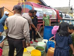 Polsek Tanjungpinang Timur saat menyalurkan air bersih untuk penduduk Perum Bukit Raya, Kecamatan Tanjungpinang Timur. (f-DNp)