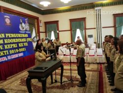 Bunda Tagana Kepri Noor Lizah Nurdin saat melantik 36 FK Tagana Kepri masa bakti 2019-2021, di Gedung Daerah Tanjungpinang. (f-wae)