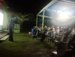 Ket foto: Rudi Purwonugroho saat menggelar kampanye terbatas di kediamannya.