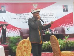 Ketua PWI Tanjungpinang-Bintan, Zakmi saat menyampaikan materi dalam Rembuk Aparatur Kelurahan dan Desa tentang literasi informasi melalui FKPT Kepri. (f-pwi)