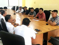 Wakil Bupati Lingga M Nizar saat berkoordinasi dengan BWSs IV Batam, soal rencana kesiapan pembangunan waduk dan Dam di lingga. (fst-aci)