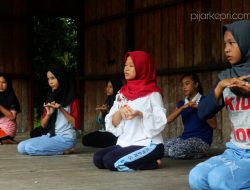 Ket foto: Disbud Lingga saat memberikan pelatihan kompng dan tari di Desa Mentuda (foto Istimewa).