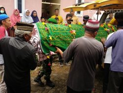 Jenazah Idrus Murdi (59) saat diantarkan ketempat peristirahatan terakhir Taman Bahagia, Tanjungpinang. (f-ang)