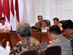 Presiden Jokowi saat memimpin rapat rencana pemindagan ibu kota di Kantor Presiden, Kompleks Istana Kepresidenan, Jakarta, pada Senin, 29 April 2019. (F-BMc)