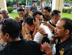 Suasana haru ketika terdakwa dokter Yusrizal Saputra disambut kerabat keluarga usai mengikuti sidang pembacaan dkawaan atas perkara penganiayaan terhadap bidan Wt, di PN Tannungpinang, Selasa (30/4/2019). (f-ang)