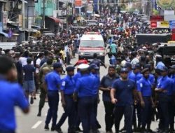 Petugas kepolisian Sri Lanka membuka jalan ketika sebuah mobil ambulans melaju dengan membawa korban ledakan Gereja di Kolombo, Sri Lanka, Ahad (21/4/2019). (foto : republika)
