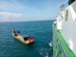 Basarnas Tanjungpinang bersama nelayan Bintan saat membantu melakukan pencarian 3 korban kecelakan kapal pompong TKI tenggelam, hari ketiga. (f-HBT)