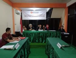 Proses Sidang Pendahuluan Pelanggaran Administrasi, Ketua Majelis Pemeriksa Muhamad Zaini, serta Anggota Majelis Mariyamah dan Novira Damayanti, yang dihadiri oleh Ketua Partai Garuda Urai Rony Ferdiyan, Rabu (22/05)