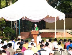 Walikota Tanjungpinang H. Syahrul, S.Pd bertindak sebagai Khatib pada Sholat Idul Fitri 1 syawal 1440 H , di lapangan Pamedan, Tanjungpinang. (Foto: Hum)
